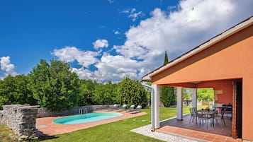 Nhà dành cho gia đình, nhiều phòng ngủ, 2 phòng tắm (Pool House In Greenery) | Hồ bơi | Hồ bơi ngoài trời phục vụ theo mùa