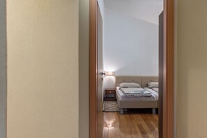 Casa familiare, camere multiple, 2 bagni (Pool House In Greenery) | 2 camere, postazione laptop, ferro/asse da stiro, Wi-Fi gratuito