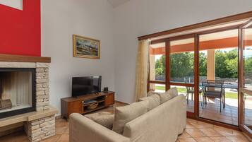 Familienhaus, 2 Schlafzimmer, 2 Bäder (Pool House In Greenery) | Wohnbereich | 21-Zoll-Flachbildfernseher mit Satellitenempfang, Kamin