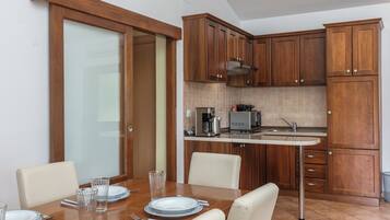 Familienhaus, 2 Schlafzimmer, 2 Bäder (Pool House In Greenery) | Wohnbereich | 21-Zoll-Flachbildfernseher mit Satellitenempfang, Kamin