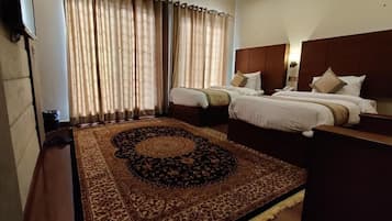 Habitación estándar con 2 camas individuales | Escritorio, insonorización, tabla de planchar con plancha y wifi gratis