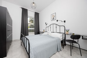 1 bedroom, desk, laptop workspace, bed sheets - Cosy Apartment With Parking by Renters (Warsaw)
