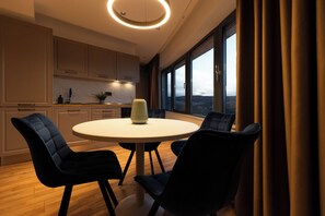 Kaffetrakter/tekoker, kaffekvern, rengjøringsutstyr og fryser