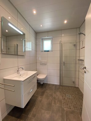Shower, hair dryer, bidet, towels - Apartment mit Terrasse (Bad Endbach)