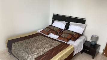 2 slaapkamers, een strijkplank/strijkijzer, beddengoed