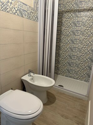 Dusche, Haartrockner, Bidet, Handtücher