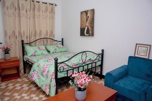 4 عدّة غرف نوم وواي فاي وملاءات أسرّة