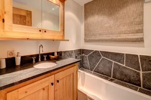 Bruser, hårtørrer, håndklæder, Sæbe