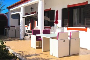 Outdoor dining - Casa da Horta Apartamento Familiar de 2 Quartos, Bbq, Piscina, Wi-fi, Jardim (Albufeira)