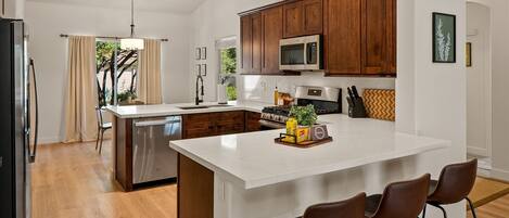 Geladeira, micro-ondas, fogão, cooktop