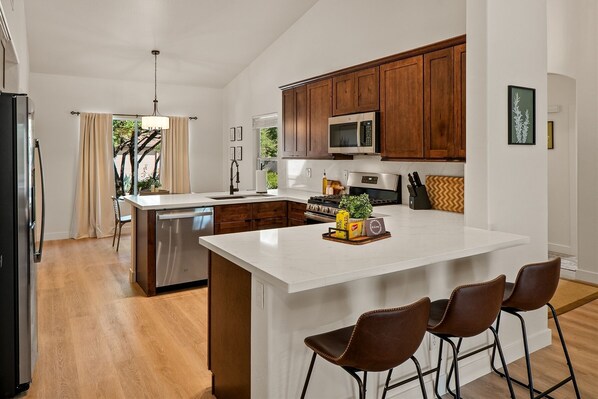 Refrigerador, microondas, horno, placa de cocina