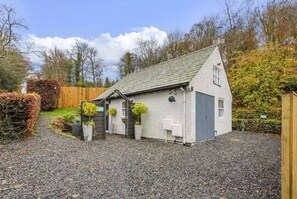 Exterior - Squirrel Bank, with a hot tub & parking (Bowness-on-Windermere)