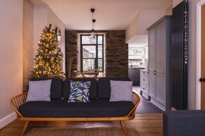 Fernseher, Kamin, Bücher