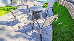 An outdoor patio with a pool, a table, and chairs. - Private house with Pool (Las Vegas)