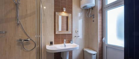 Appartement luxueux, vue sur la ville | Salle de bain | Pantoufles