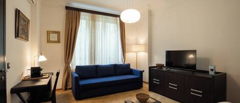 Appartamento Luxury, vista città | 1 camera, tende oscuranti, ferro/asse da stiro, Wi-Fi gratuito