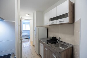 Refrigerador con freezer, horno, placa de cocina, cafetera expreso