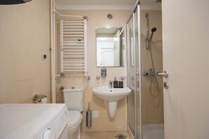 Departamento familiar | Baño | Regadera, amenidades de baño gratuitas, secadora de cabello, toallas 