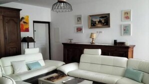 Een moderne woonkamer met een modulaire bank, een salontafel en een open haard.