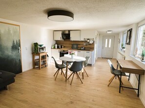 Microwave, oven, stovetop, dishwasher - Rottweiler Ferienwohnung - Moderne Ferienwohnung mit Nähe zum Wasserturm (Rottweil)