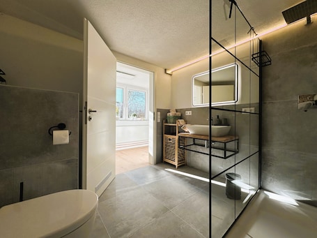 Shower, hair dryer, towels, toilet paper. Rottweiler Ferienwohnung - Moderne Ferienwohnung mit Nähe zum Wasserturm