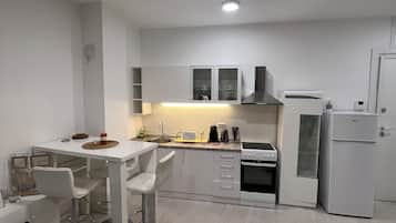 Luxury Apartment, City View | Ruang tamu | 40 inci televisyen skrin rata dengan kabel