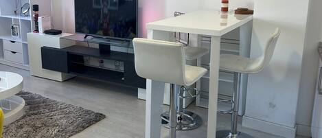 Luksushuoneisto, kaupunkinäköala | Ruokailu omassa huoneessa