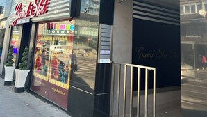 Un bâtiment moderne dont la façade abrite un établissement appelé « Grand Slot Club ».