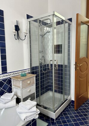 Haartrockner, Bidet, Handtücher, Seife