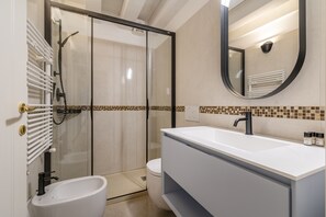 Chuveiro, secador de cabelo, toalhas de banho