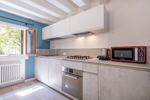 Geladeira, micro-ondas, fogão, cooktop