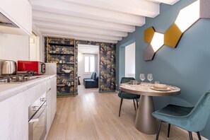 Refrigerador, microondas, horno y lavavajillas 