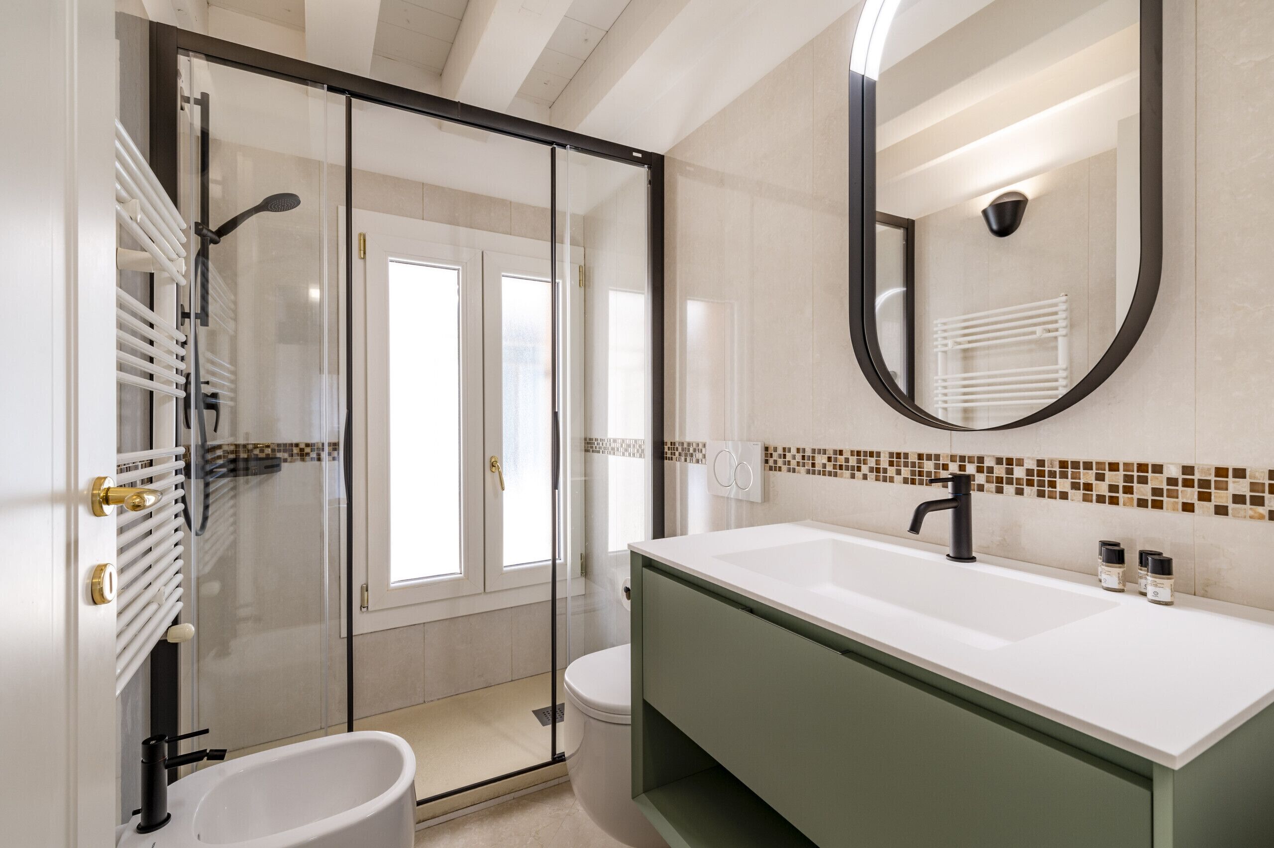 Shower, hair dryer, bidet, towels