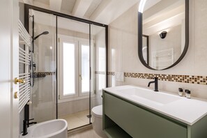 Dusche, Haartrockner, Bidet, Handtücher