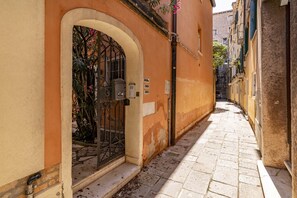 Exterior detail - The Red Sunset by Wonderful Italy (Venecia)