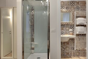Chuveiro, secador de cabelo, toalhas de banho