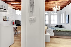 2 makuuhuonetta, silitysrauta/-lauta, ilmainen Wi-Fi, vuodevaatteet