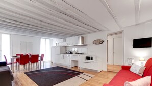 A modern apartment with a dining area, kitchen, and living room. - Marco Polo Apartment by Wonderful Italy (Venecia)