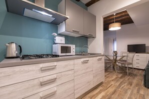 Geladeira, micro-ondas, fogão, lava-louças