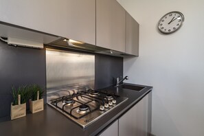 Jääkaappi, mikroaaltouuni, astianpesukone, vedenkeitin