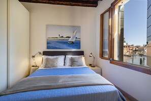 Tabla de planchar con plancha, wifi gratis, ropa de cama