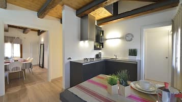 Kühlschrank, Mikrowelle, Ofen, Geschirrspüler