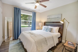 3 bedrooms, iron/ironing board, WiFi, bed sheets - The Canopy on 10th | Game Room • Pets • Pergola (Gainesville)