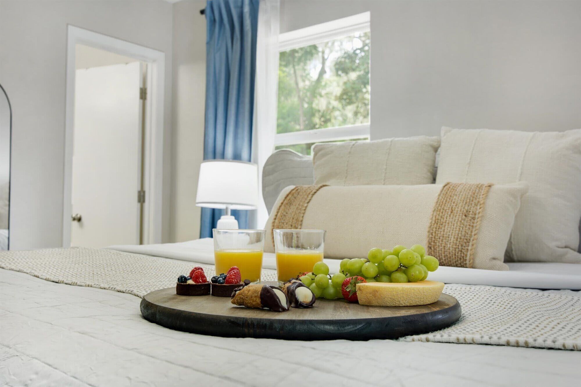 3 habitaciones, tabla de planchar con plancha, wifi y ropa de cama 