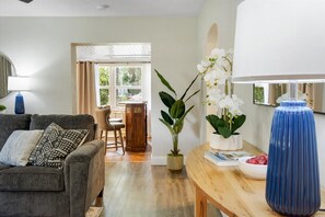 Televisión, futbolito, oficina