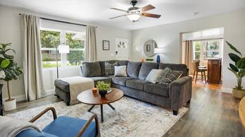 Televisio, pöytäjalkapallopöytä, työhuone