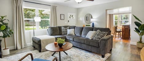 TV, fotballspill og kontorer