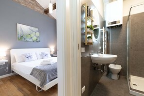 Een douche, een haardroger, een bidet, handdoeken