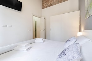 1 bedroom, iron/ironing board, WiFi (free), bed sheets