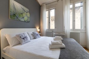 1 slaapkamer, een strijkplank/strijkijzer, gratis wifi, beddengoed